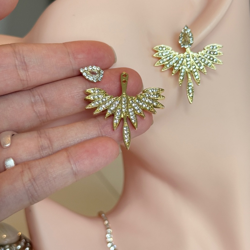 ⚜️ Elegant Gold Winged Earrings - Picture 8 of 10